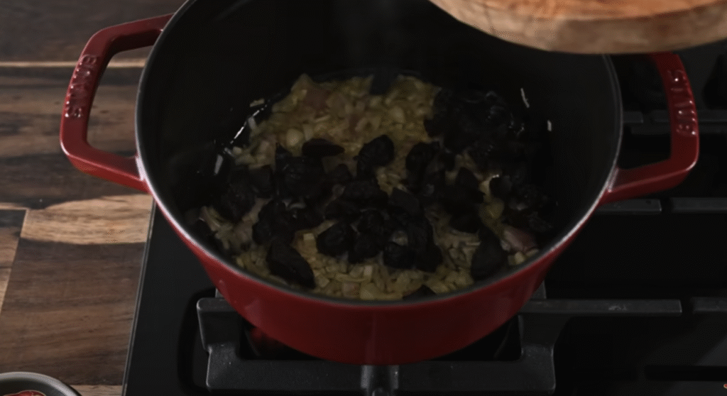 Pečený vepřový bůček s pikantní švestkovou omáčkou, restovanou zeleninou a svěžím fenyklovým salátem