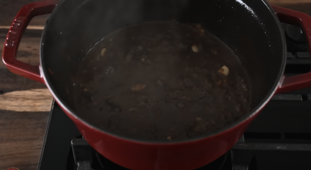 Pečený vepřový bůček s pikantní švestkovou omáčkou, restovanou zeleninou a svěžím fenyklovým salátem