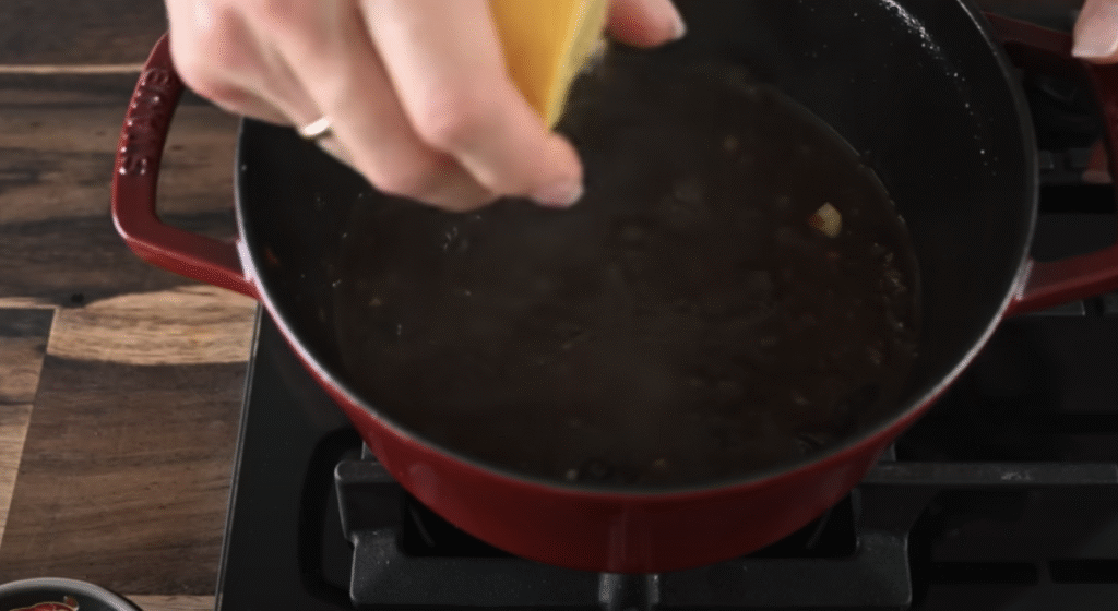 Pečený vepřový bůček s pikantní švestkovou omáčkou, restovanou zeleninou a svěžím fenyklovým salátem