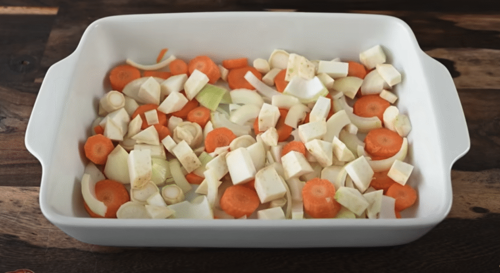 Pečený vepřový bůček s pikantní švestkovou omáčkou, restovanou zeleninou a svěžím fenyklovým salátem