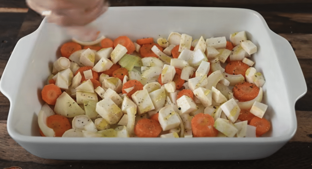 Pečený vepřový bůček s pikantní švestkovou omáčkou, restovanou zeleninou a svěžím fenyklovým salátem