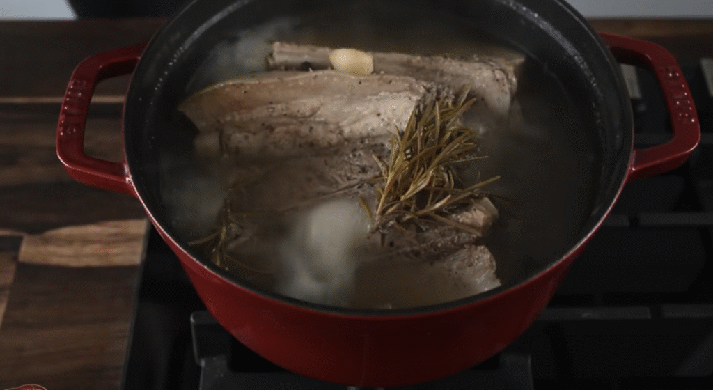 Pečený vepřový bůček s pikantní švestkovou omáčkou, restovanou zeleninou a svěžím fenyklovým salátem