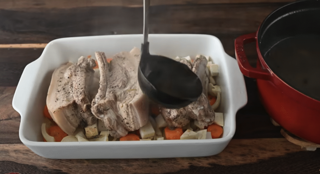 Pečený vepřový bůček s pikantní švestkovou omáčkou, restovanou zeleninou a svěžím fenyklovým salátem