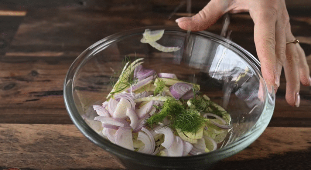 Pečený vepřový bůček s pikantní švestkovou omáčkou, restovanou zeleninou a svěžím fenyklovým salátem