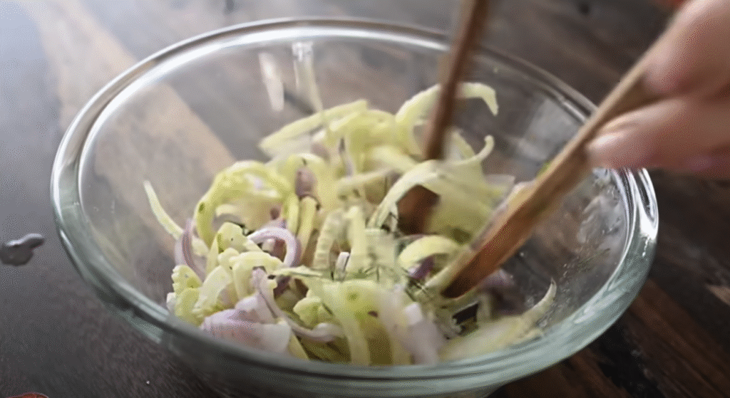 Pečený vepřový bůček s pikantní švestkovou omáčkou, restovanou zeleninou a svěžím fenyklovým salátem