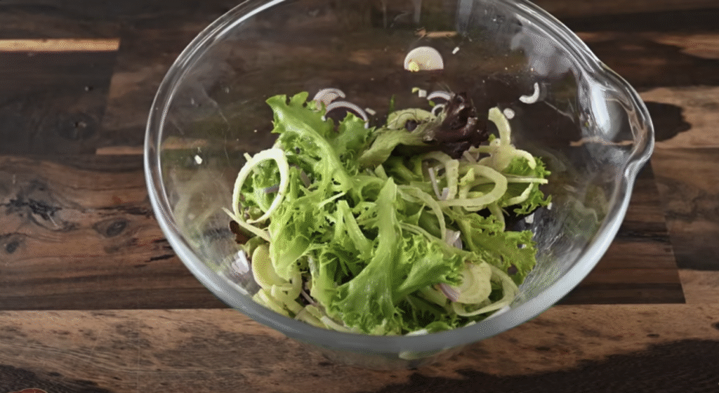 Pečený vepřový bůček s pikantní švestkovou omáčkou, restovanou zeleninou a svěžím fenyklovým salátem