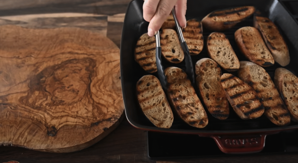 Pečený vepřový bůček s pikantní švestkovou omáčkou, restovanou zeleninou a svěžím fenyklovým salátem