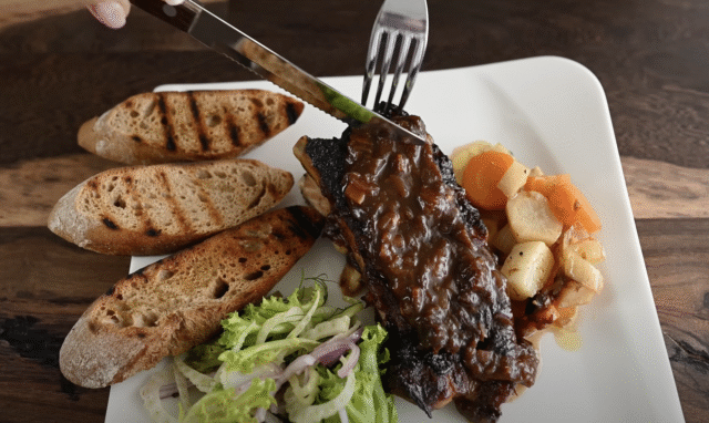 Pečený vepřový bůček s pikantní švestkovou omáčkou a fenyklovým salátem