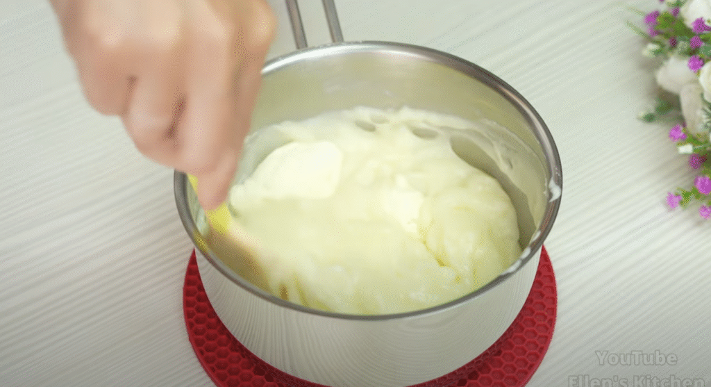 Lehký broskvový koláč s vanilkovým krémem a ovocným želé - lehké pohlazení na duši