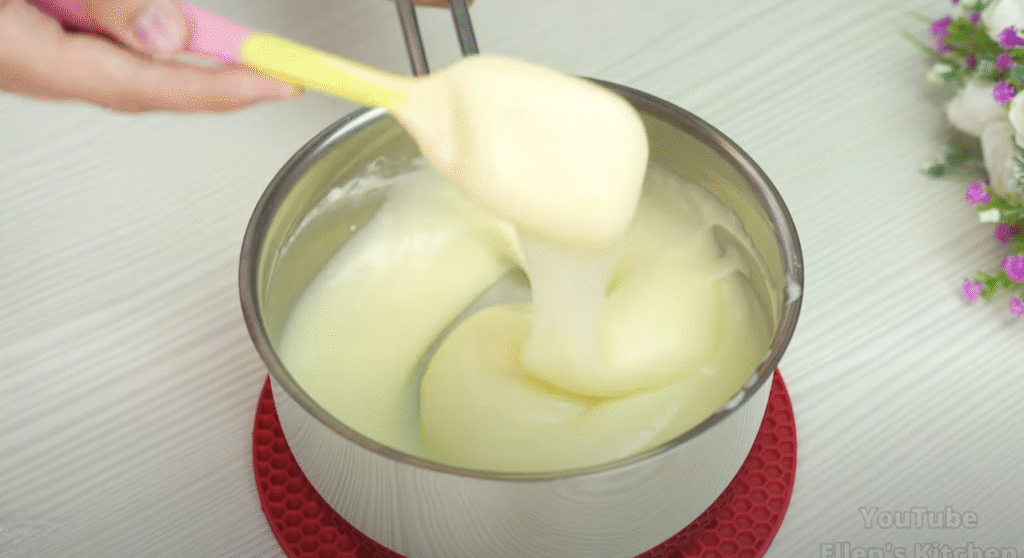 Lehký broskvový koláč s vanilkovým krémem a ovocným želé - lehké pohlazení na duši