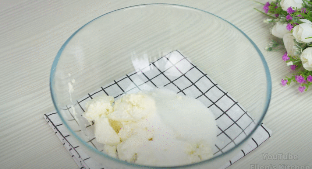 Lehký broskvový koláč s vanilkovým krémem a ovocným želé - lehké pohlazení na duši