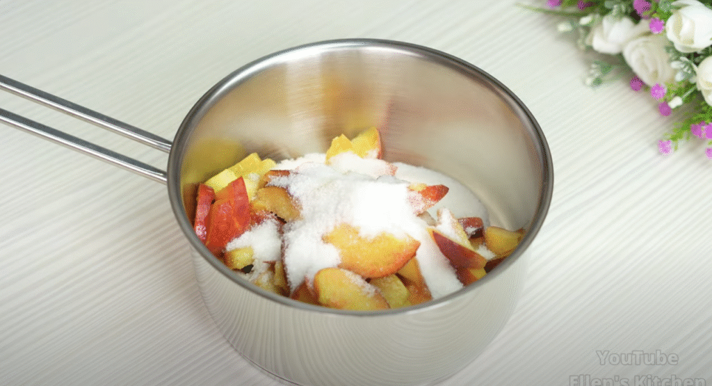 Lehký broskvový koláč s vanilkovým krémem a ovocným želé - lehké pohlazení na duši