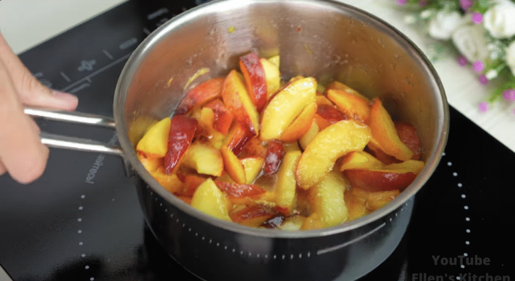 Lehký broskvový koláč s vanilkovým krémem a ovocným želé - lehké pohlazení na duši