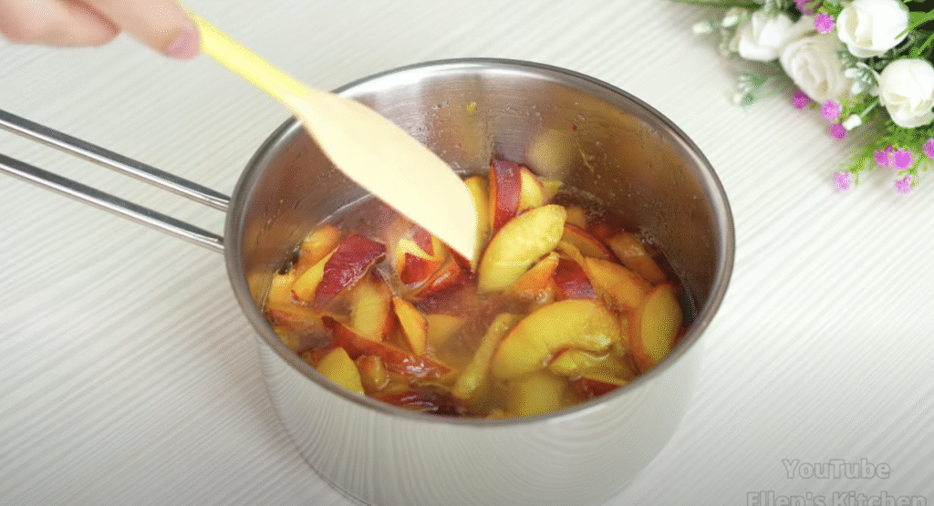 Lehký broskvový koláč s vanilkovým krémem a ovocným želé - lehké pohlazení na duši