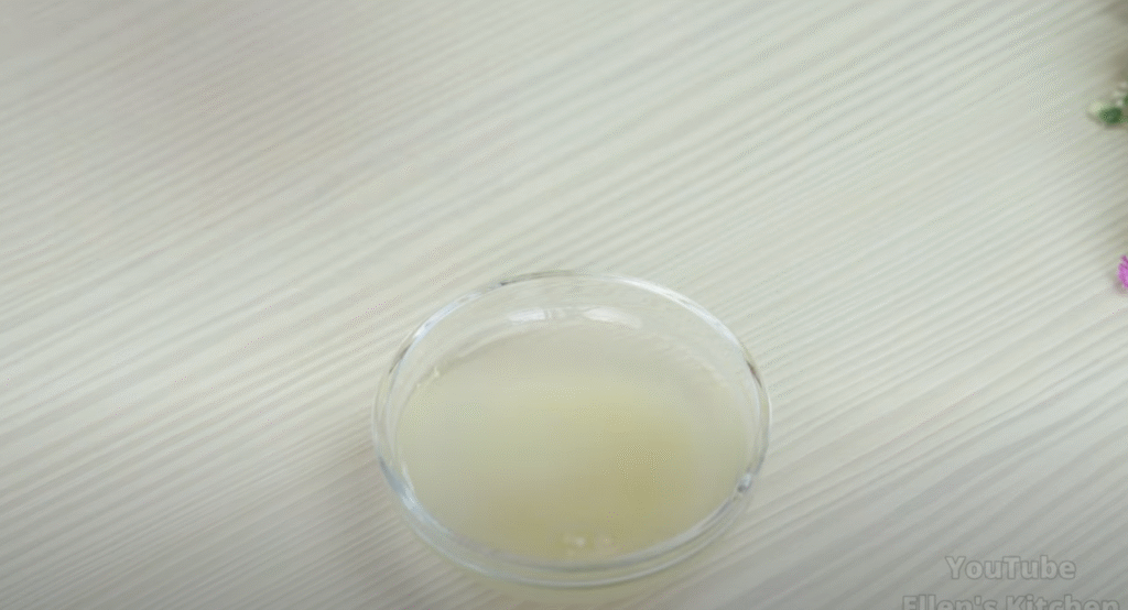 Lehký broskvový koláč s vanilkovým krémem a ovocným želé - lehké pohlazení na duši