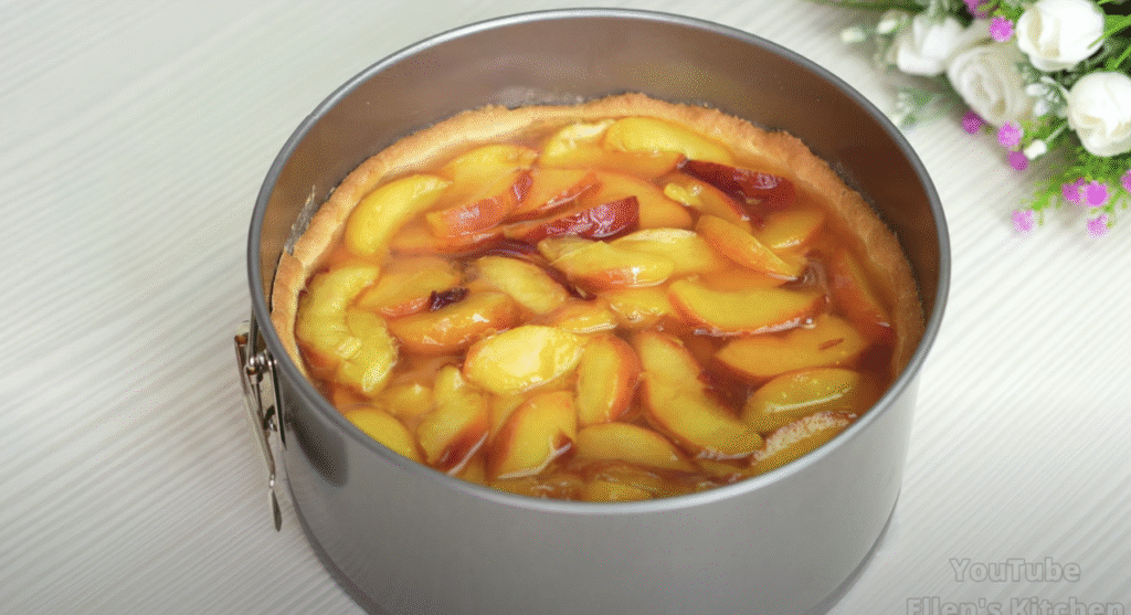 Lehký broskvový koláč s vanilkovým krémem a ovocným želé - lehké pohlazení na duši