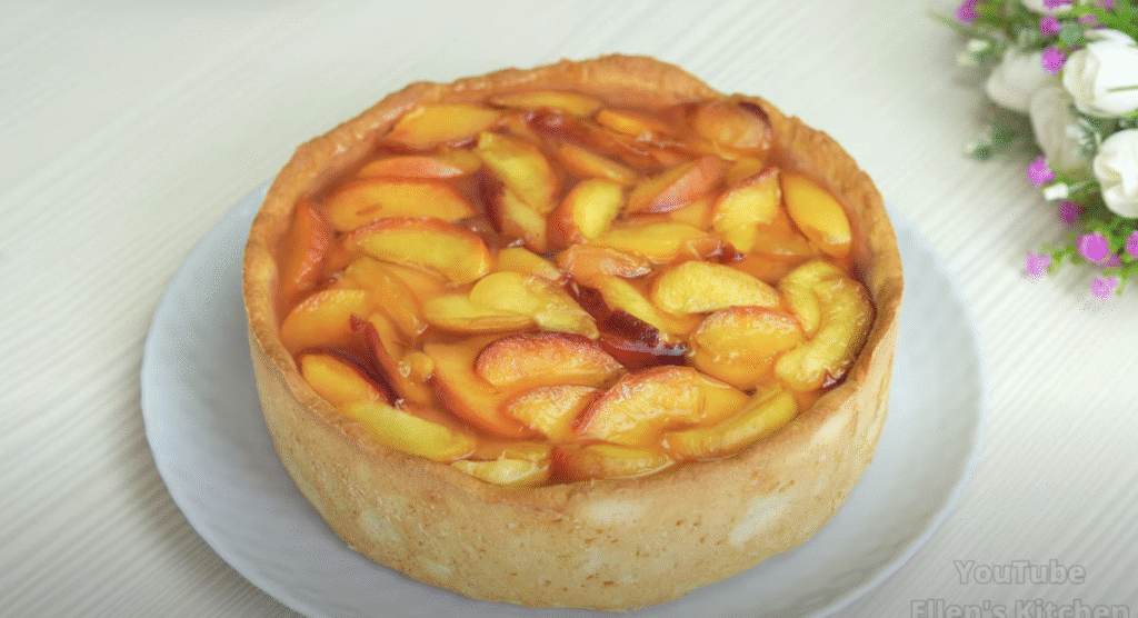 Lehký broskvový koláč s vanilkovým krémem a ovocným želé - lehké pohlazení na duši