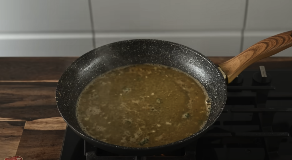 Lahodné kuřecí prso v pikantním parmazánovém obalu s jemnou bylinkovou omáčkou