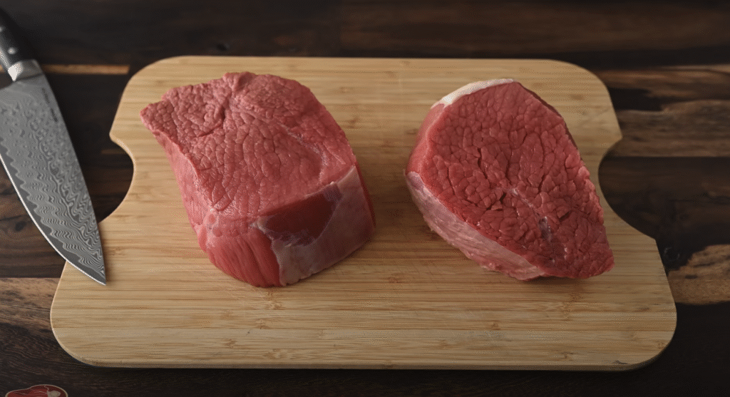 Dušené hovězí maso s cibulovou omáčkou a kořeněnými bramborami