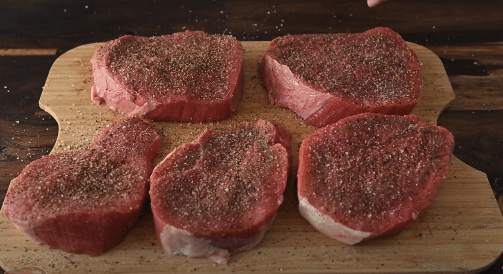 Dušené hovězí maso s cibulovou omáčkou a kořeněnými bramborami