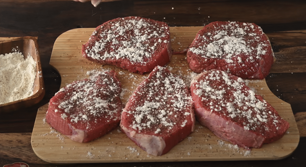 Dušené hovězí maso s cibulovou omáčkou a kořeněnými bramborami