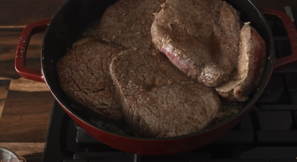 Dušené hovězí maso s cibulovou omáčkou a kořeněnými bramborami