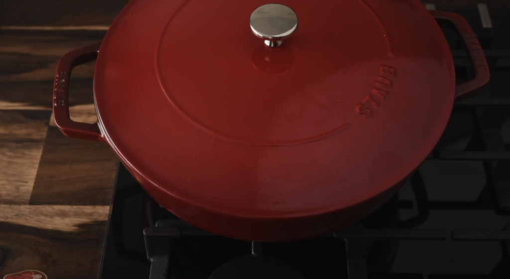 Dušené hovězí maso s cibulovou omáčkou a kořeněnými bramborami