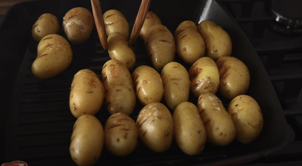 Dušené hovězí maso s cibulovou omáčkou a kořeněnými bramborami