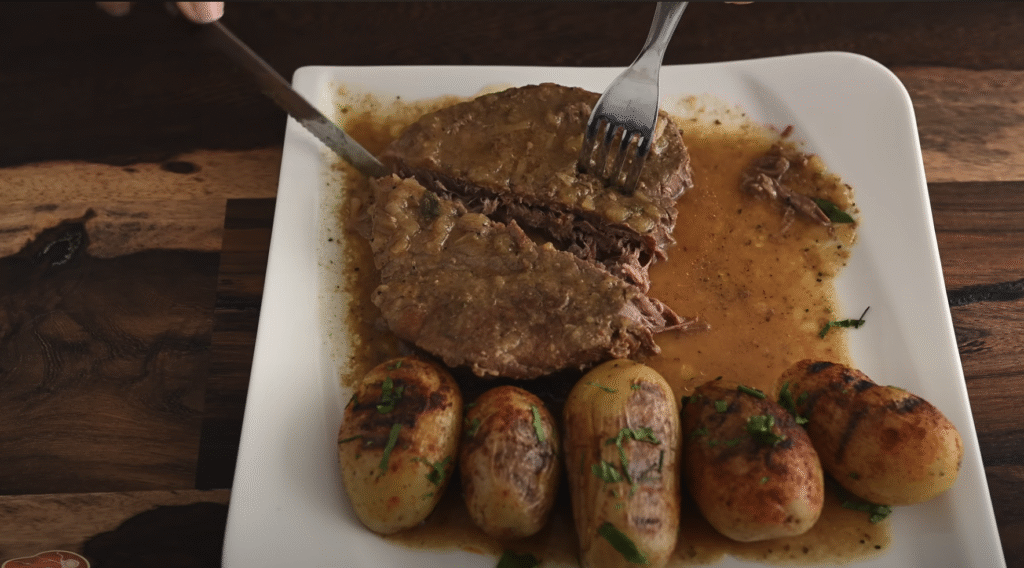 Dušené hovězí maso s cibulovou omáčkou a kořeněnými bramborami