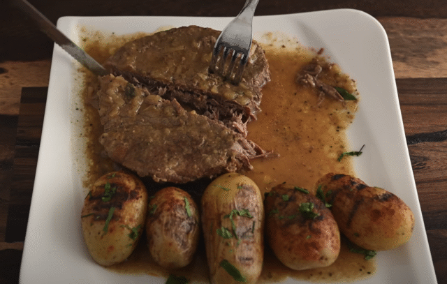 Dušené hovězí maso s cibulovou omáčkou a kořeněnými bramborami Dušené hovězí maso s cibulovou omáčkou a kořeněnými bramborami