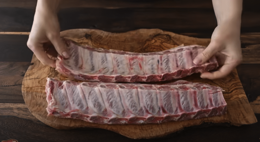 Gurmánská vepřová žebírka s česnekem v rajčatové omáčce s restovanými houbami se slaninou a bagetou