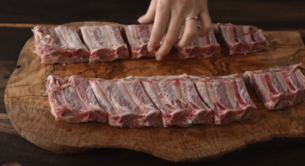 Gurmánská vepřová žebírka s česnekem v rajčatové omáčce s restovanými houbami se slaninou a bagetou