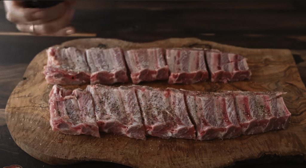 Gurmánská vepřová žebírka s česnekem v rajčatové omáčce s restovanými houbami se slaninou a bagetou