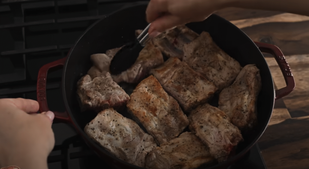 Gurmánská vepřová žebírka s česnekem v rajčatové omáčce s restovanými houbami se slaninou a bagetou