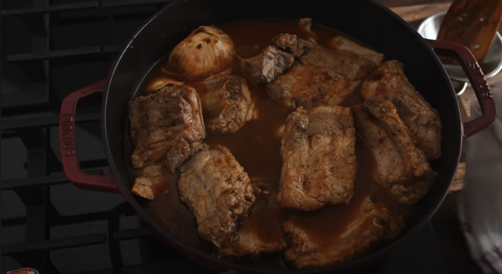 Gurmánská vepřová žebírka s česnekem v rajčatové omáčce s restovanými houbami se slaninou a bagetou