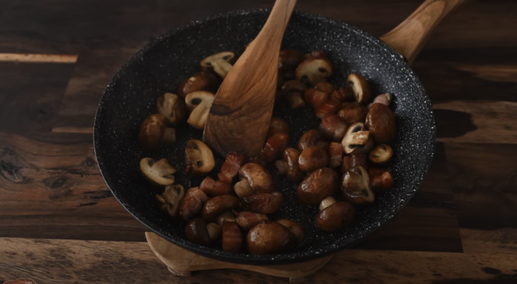 Gurmánská vepřová žebírka s česnekem v rajčatové omáčce s restovanými houbami se slaninou a bagetou