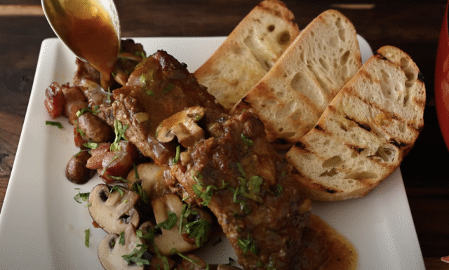 Gurmánská vepřová žebírka v česnekovo-rajčatové omáčce s houbami, slaninou a křupavou bagetkou Gurmánská vepřová žebírka v česnekovo-rajčatové omáčce s houbami, slaninou a křupavou bagetkou