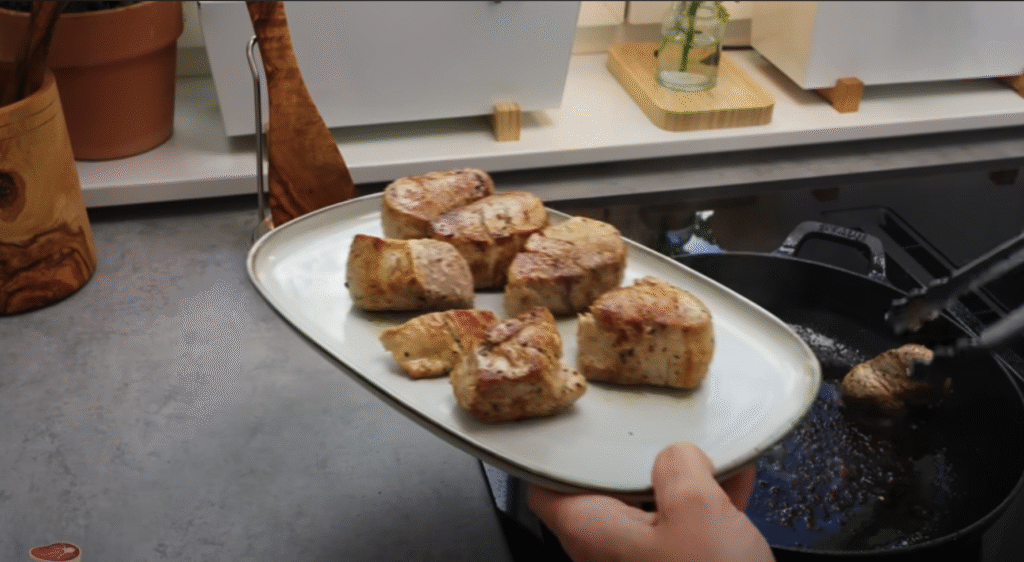 Delikátní vepřové medailonky na medu s restovanou zeleninou a meruňkami