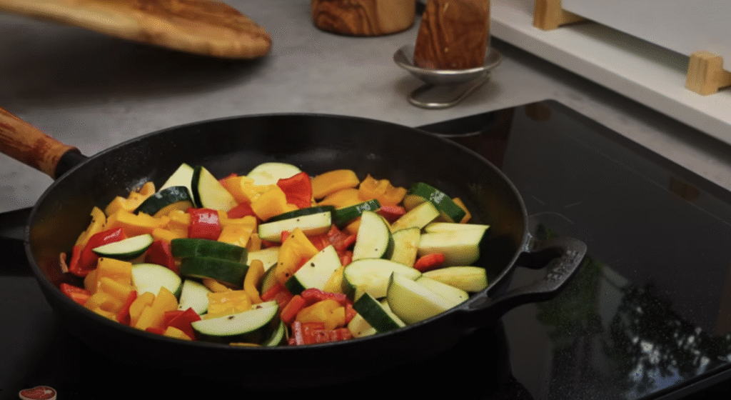 Delikátní vepřové medailonky na medu s restovanou zeleninou a meruňkami