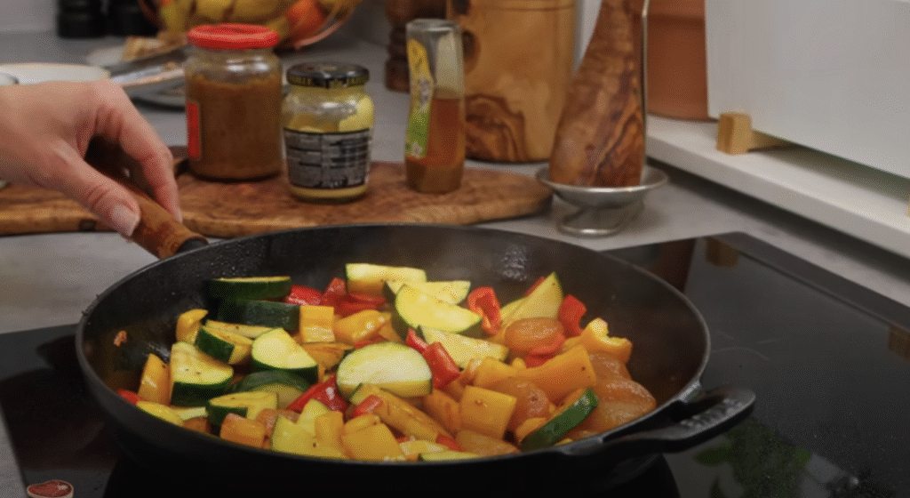 Delikátní vepřové medailonky na medu s restovanou zeleninou a meruňkami