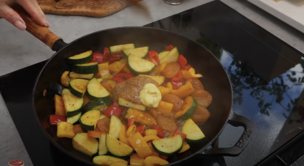 Delikátní vepřové medailonky na medu s restovanou zeleninou a meruňkami