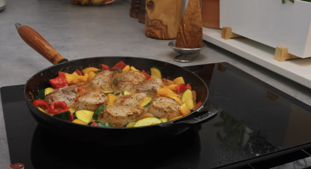 Delikátní vepřové medailonky na medu s restovanou zeleninou a meruňkami