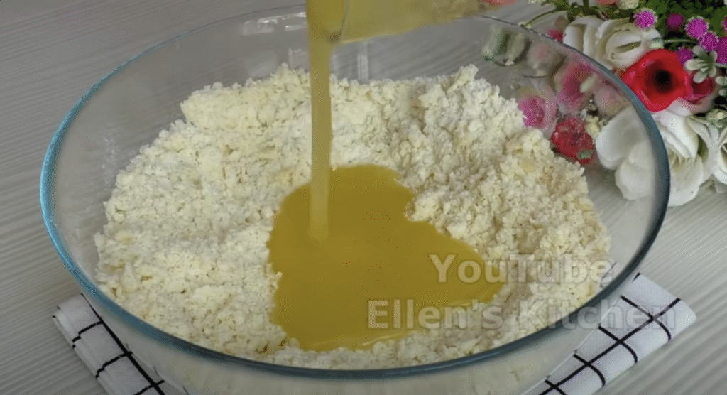 Voňavý drobenkový koláč s karamelizovanými jablky a skořicí – ideální ke kávě či šálku horkého čaje