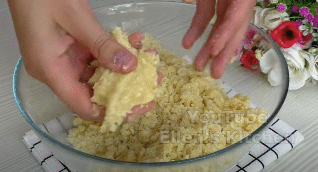 Voňavý drobenkový koláč s karamelizovanými jablky a skořicí – ideální ke kávě či šálku horkého čaje