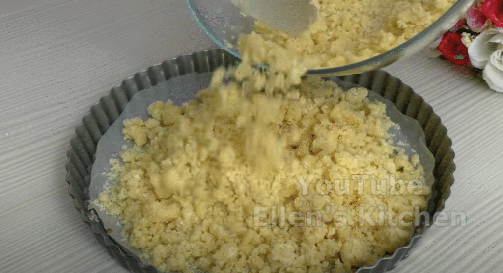 Voňavý drobenkový koláč s karamelizovanými jablky a skořicí – ideální ke kávě či šálku horkého čaje