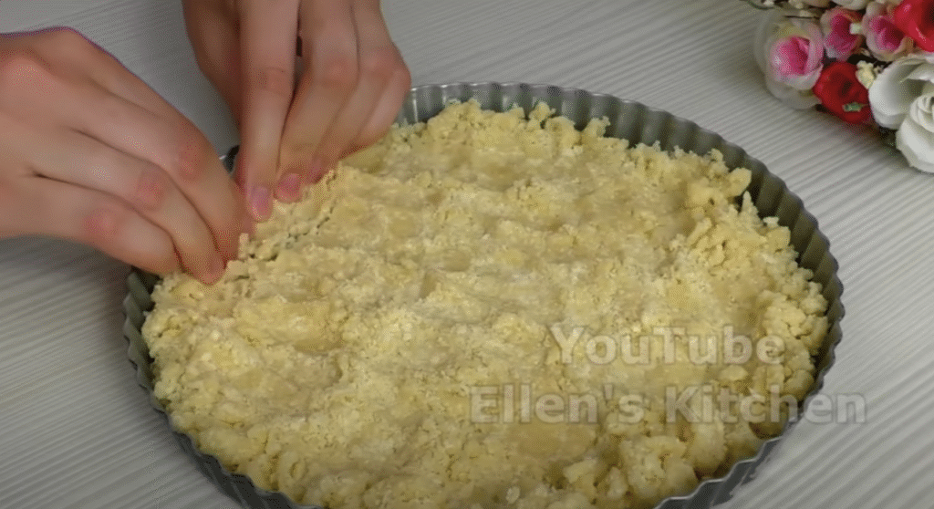 Voňavý drobenkový koláč s karamelizovanými jablky a skořicí – ideální ke kávě či šálku horkého čaje