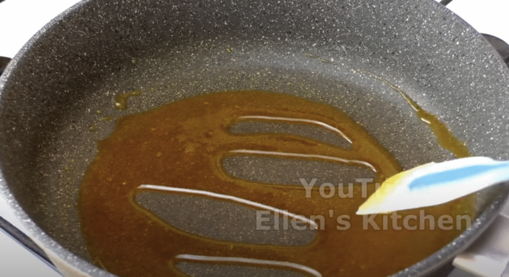 Voňavý drobenkový koláč s karamelizovanými jablky a skořicí – ideální ke kávě či šálku horkého čaje