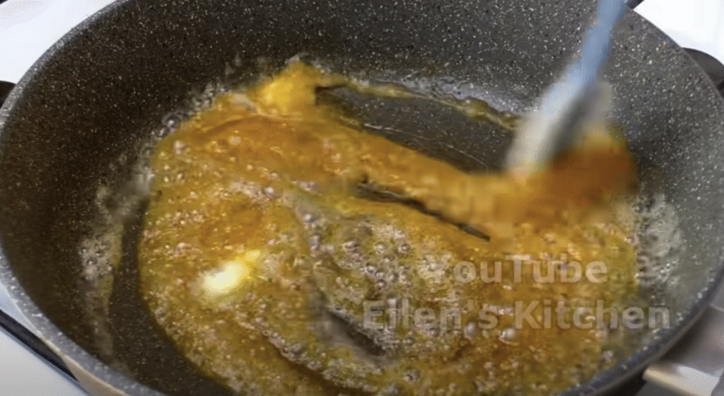 Voňavý drobenkový koláč s karamelizovanými jablky a skořicí – ideální ke kávě či šálku horkého čaje