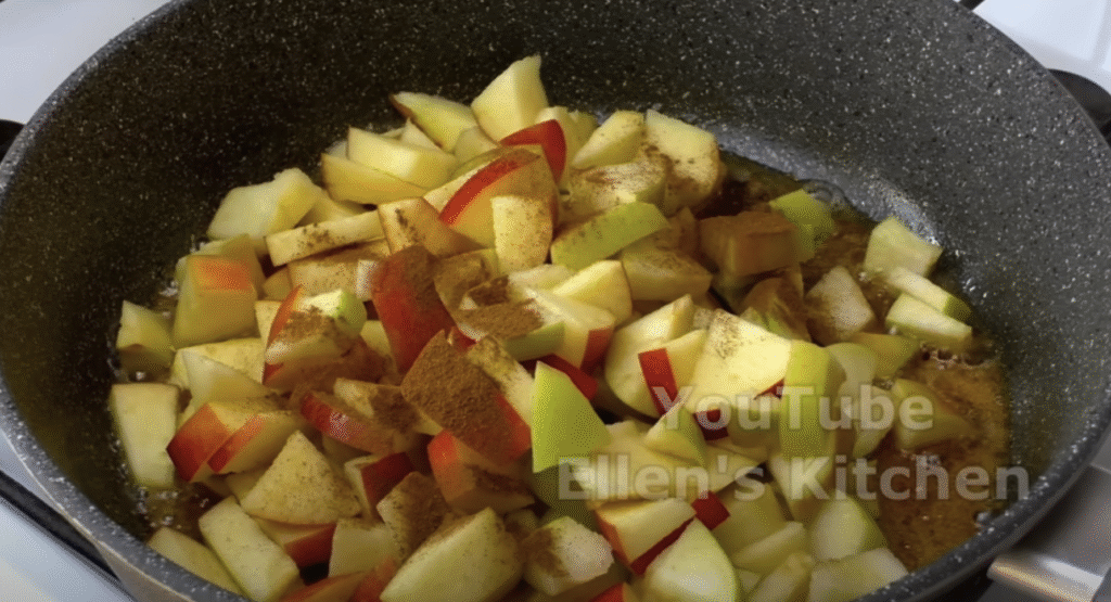 Voňavý drobenkový koláč s karamelizovanými jablky a skořicí – ideální ke kávě či šálku horkého čaje