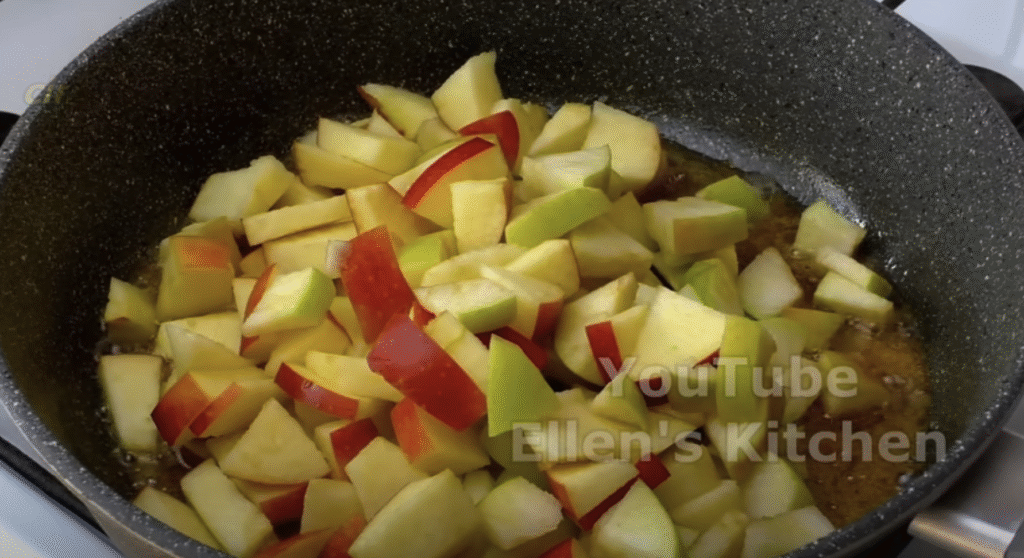 Voňavý drobenkový koláč s karamelizovanými jablky a skořicí – ideální ke kávě či šálku horkého čaje